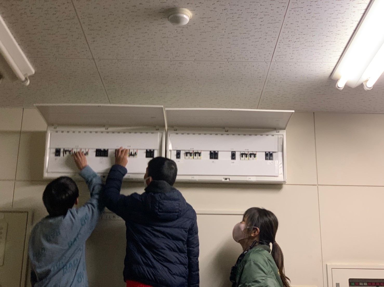 兵庫県神戸市の防災への取り組み小学生が燃料電池自動車から電気を送る停電時の訓練を実施