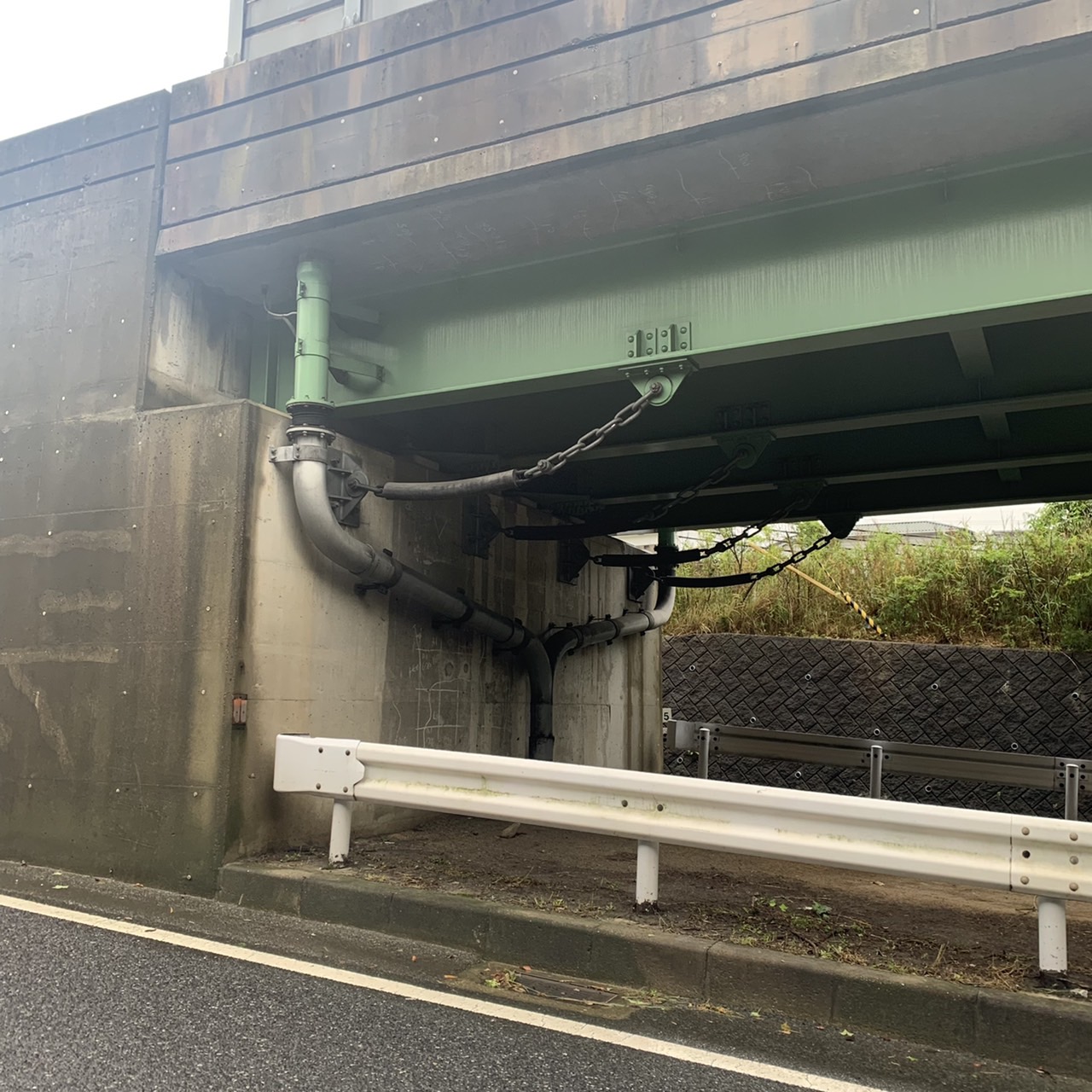 橋の倒壊の最後のストッパーの役目をする緩衝チェーン