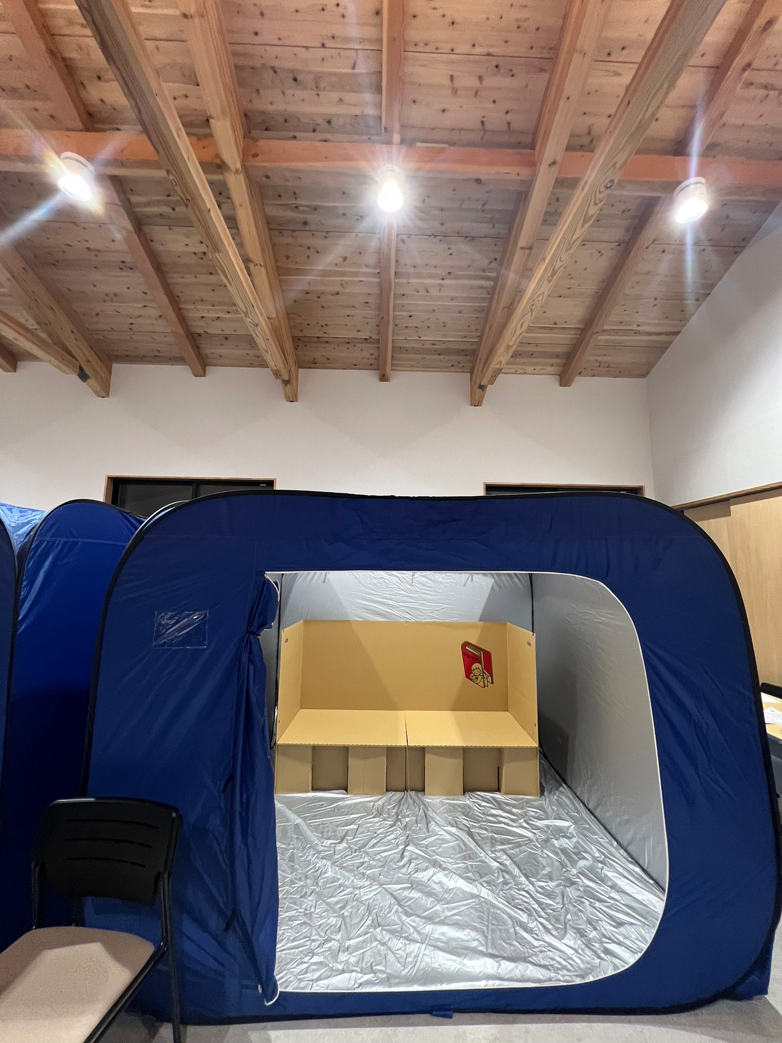 避難所の備蓄として揃えるべき段ボールベッドとテント