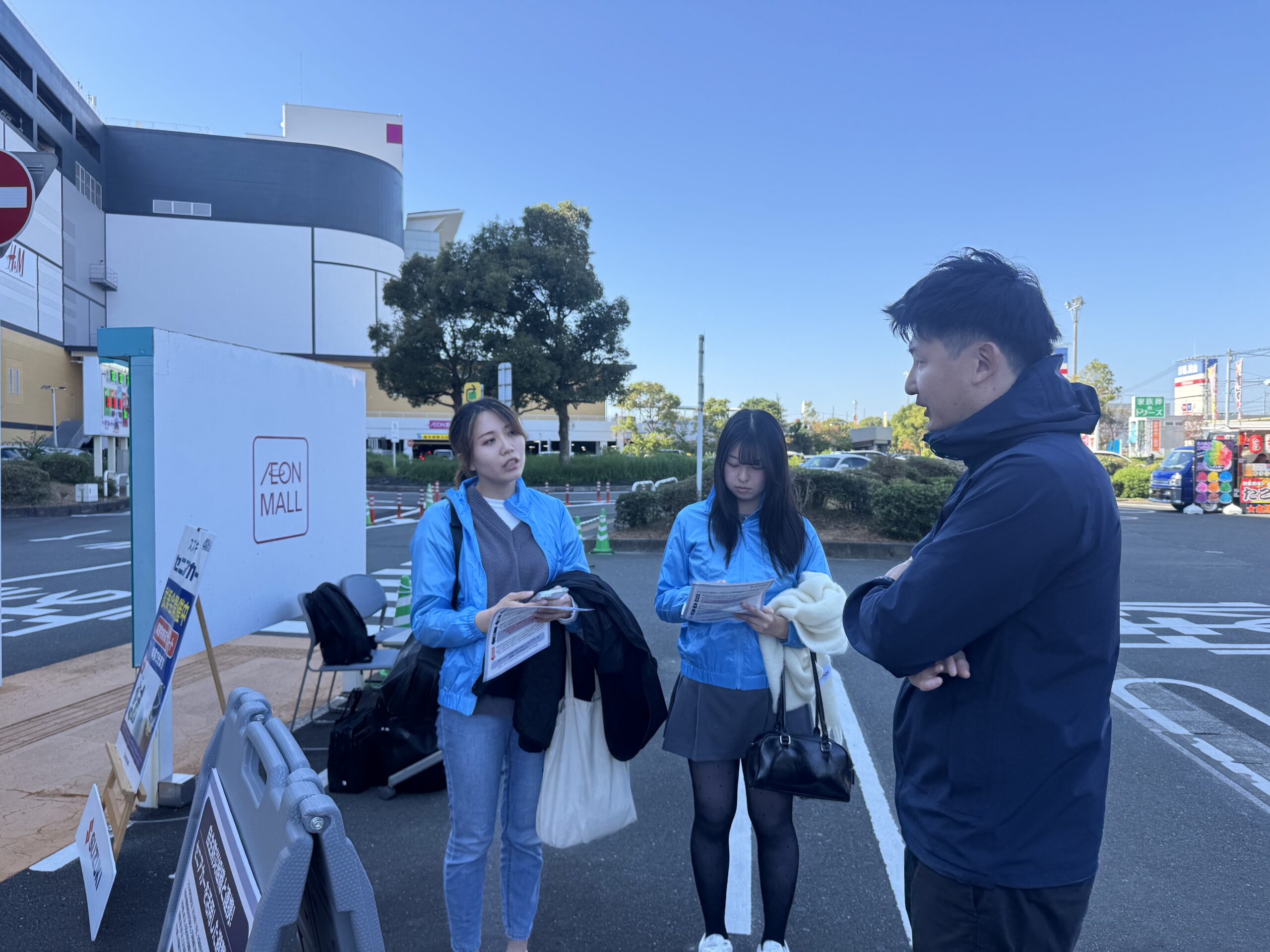 スズキのセニアカーを防災に活用する様子を紹介してもらう