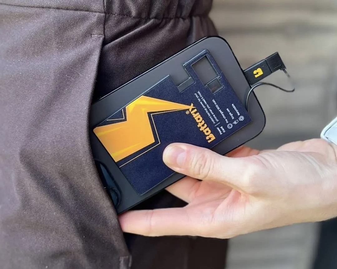 非常時の薄型カードタイプのモバイルバッテリー